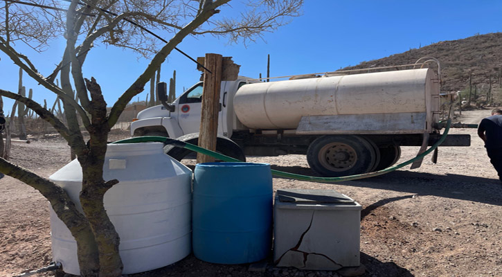 Llevan agua a familias de Loreto a través de 140 viajes de pipas  