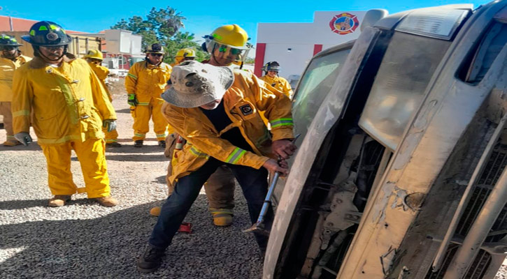 Capacitan Bomberos Unidos Sin Fronteras/MX-USA a elementos del Cuartel de Loreto