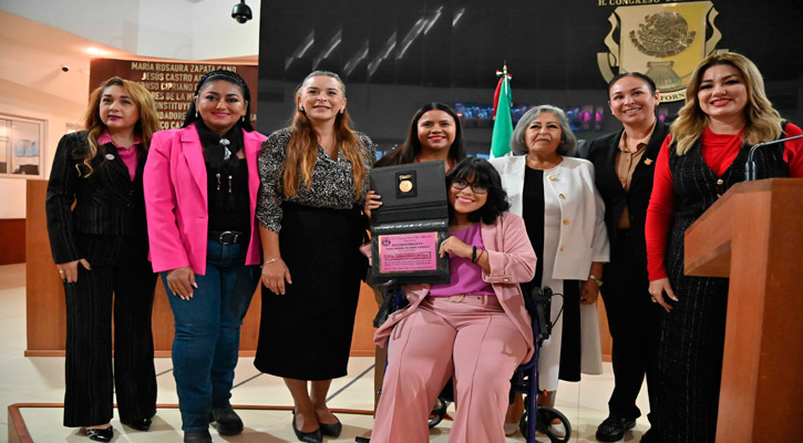 Recibió Amanda Urbán la medalla María Dionisia Villarino