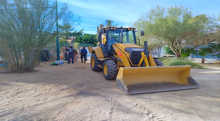 Trabaja Obras Públicas para resolver derrame de aguas residuales en Unidad Deportiva de CSL