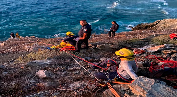 Rescatan Bomberos de Todos Santos a turista atrapado en un risco