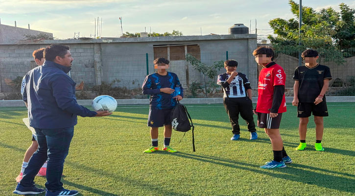 Entregan balones de futbol en CSL