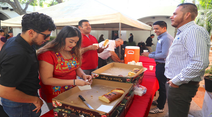 Compartió gobierno de Los Cabos tradicional rosca de Reyes con contribuyentes en SJC