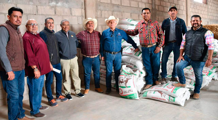 Apoya gobierno de BCS a productores de Los Dolores con alimento para ganado bovino