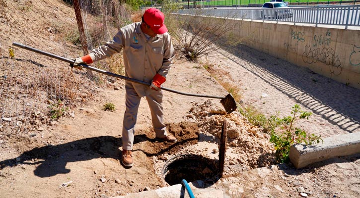 Realizan labores de desazolve en diversas alcantarillas de Los Cabos por taponamientos