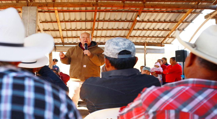 Hace compromisos Víctor Castro con habitantes de la zona rural de La Paz