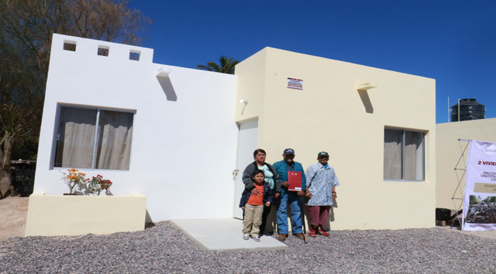 Cumple el Instituto de Vivienda con familias afectadas por incendio en la colonia El Manglito