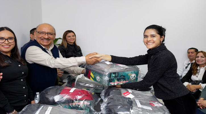 Apoya el gobierno de BCS a trabajadores del Cecyte con la entrega de uniformes