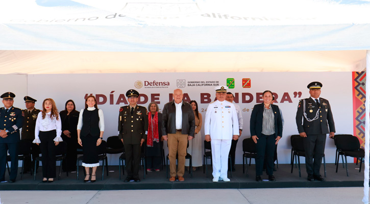 Celebró el gobierno de BCS el Día de la Bandera Nacional: Víctor Castro