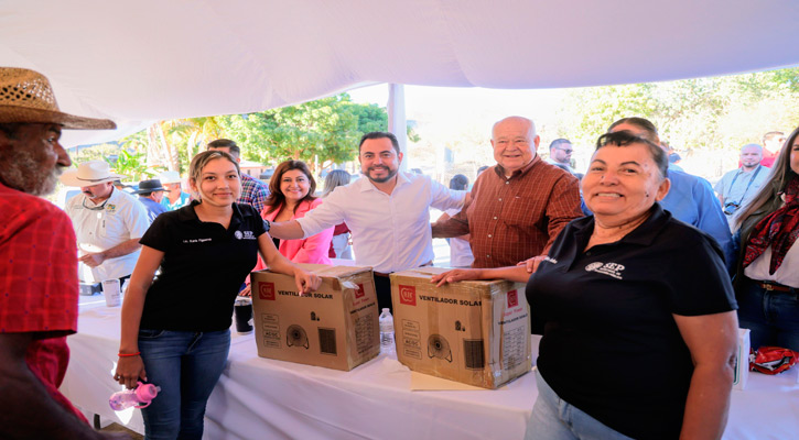 Visitan autoridades La Candelaria para entregar apoyos y realizar jornada social