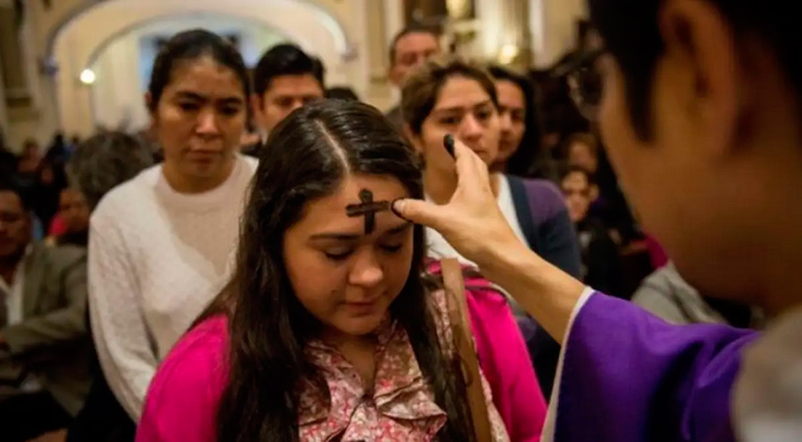 Celebraron en BCS el Miércoles de Ceniza; católicos acudieron a recibirla