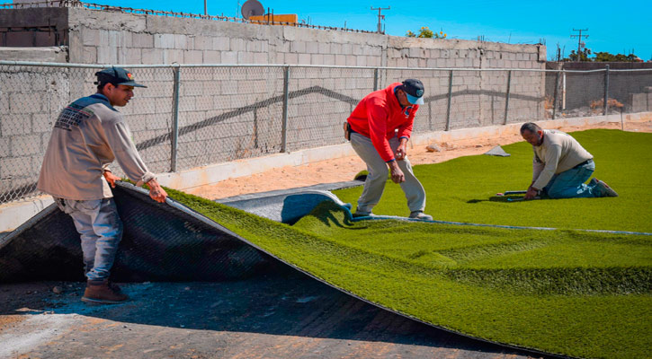 Inicia instalación de pasto sintético en el campo infantil de beisbol en Santa Rosalía